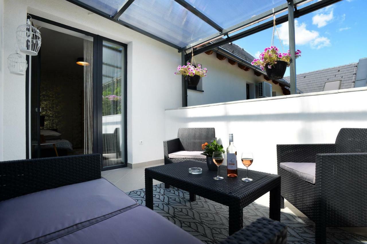 One Luxury Suites 埃格尔 外观 照片